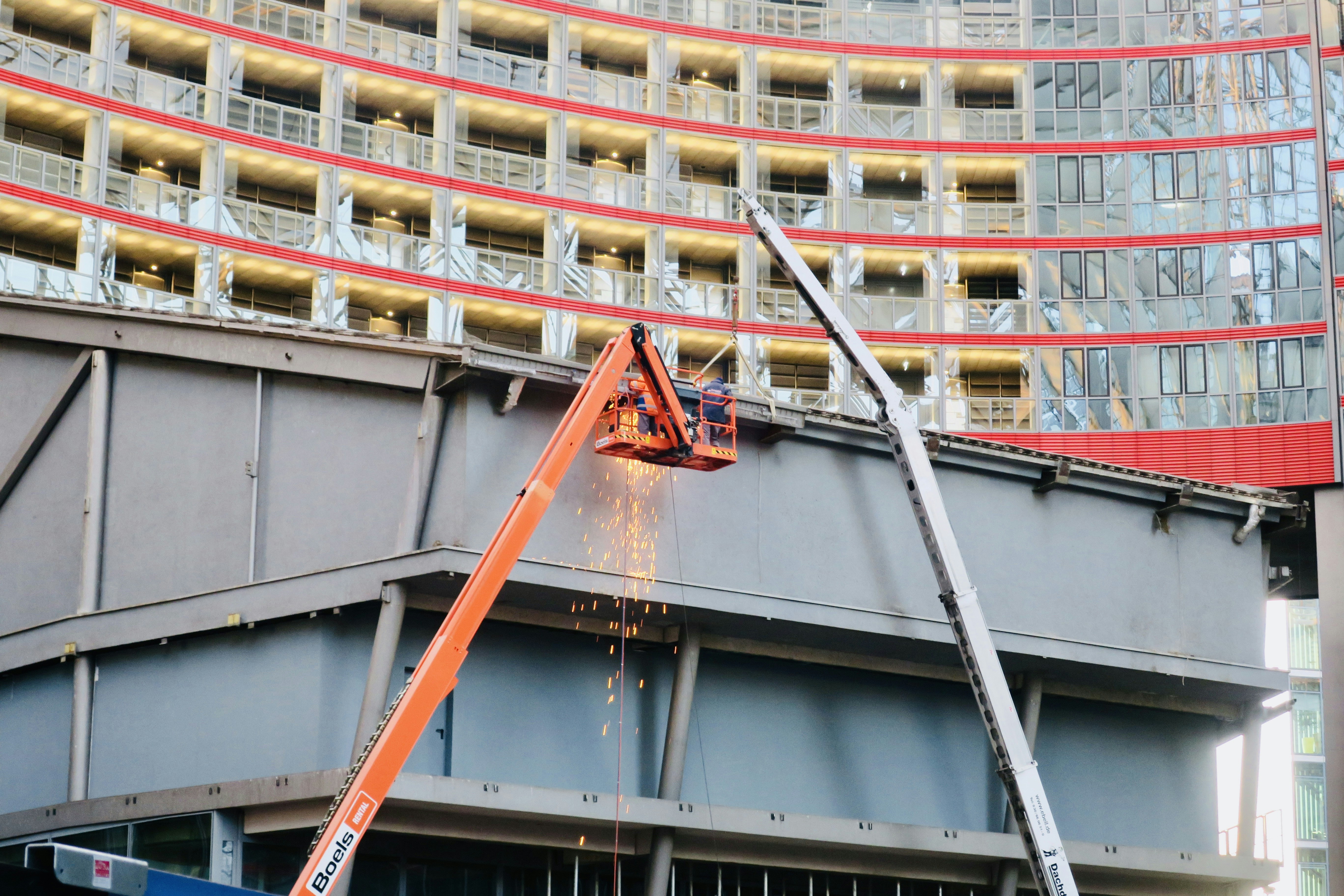 photo-1690973692386-99b346a2c56f?ixid=M3wxMjA3fDB8MXxzZWFyY2h8N3x8c2lkaW5nJTIwY29udHJhY3RvcnMlMjBib3N0b24lMjBtYXxlbnwwfHx8fDE3NjExNTgzODd8MA\u0026ixlib=rb-4.1.0