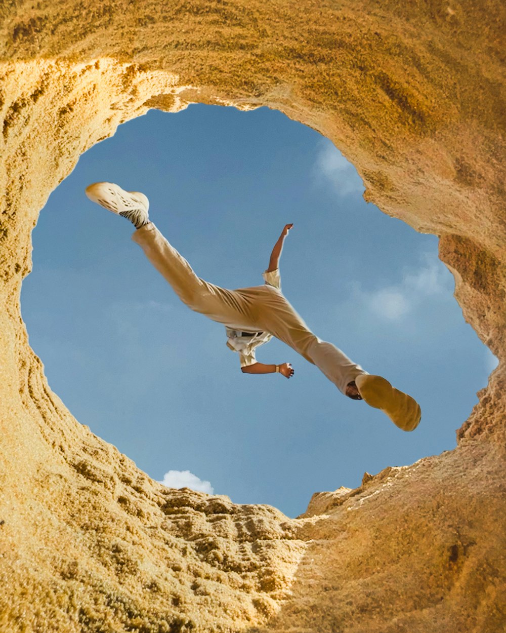 um homem está fazendo um truque em uma caverna