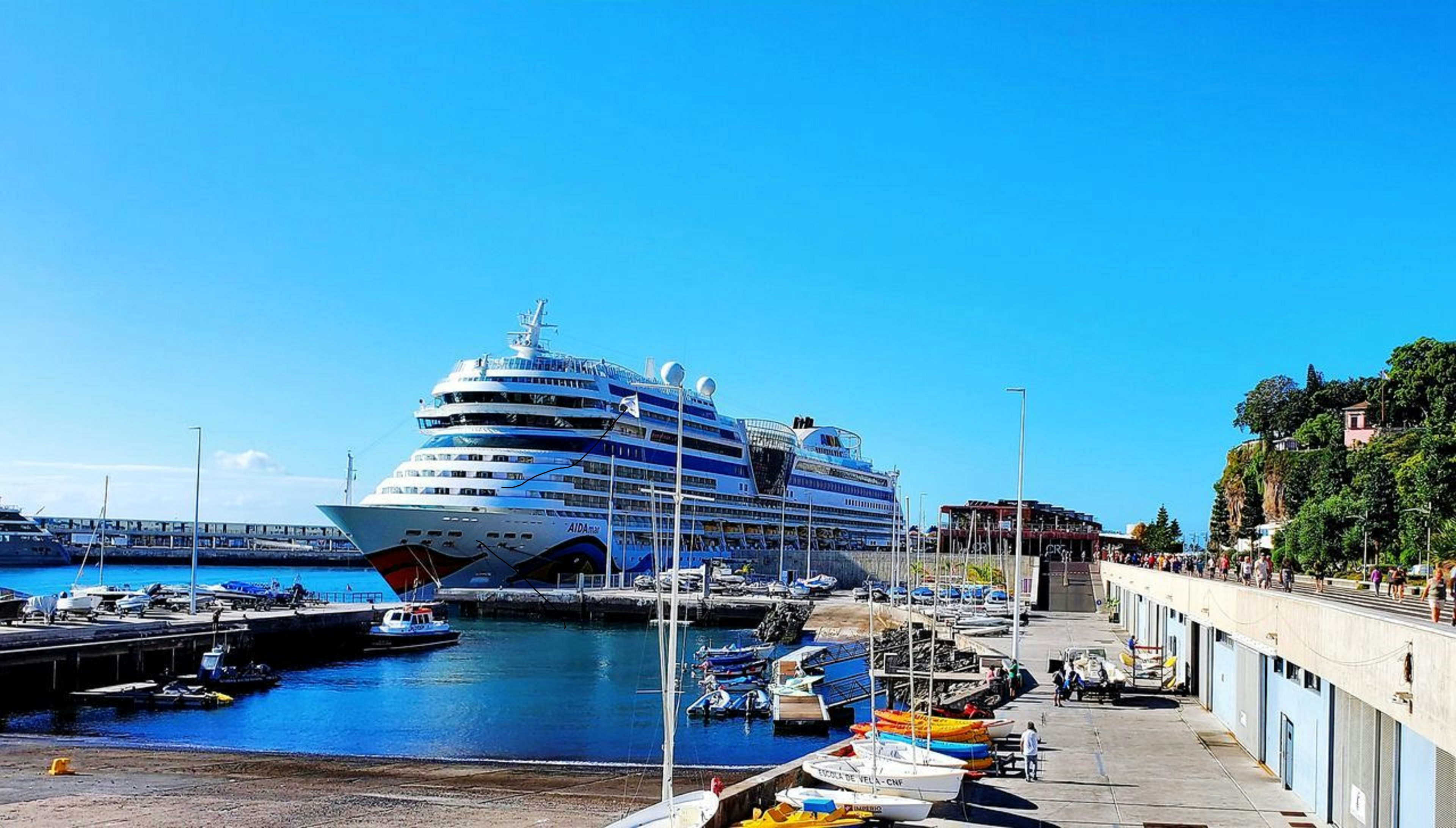 Foto zum Thema Ein großes Kreuzfahrtschiff, das an einem Dock angedockt