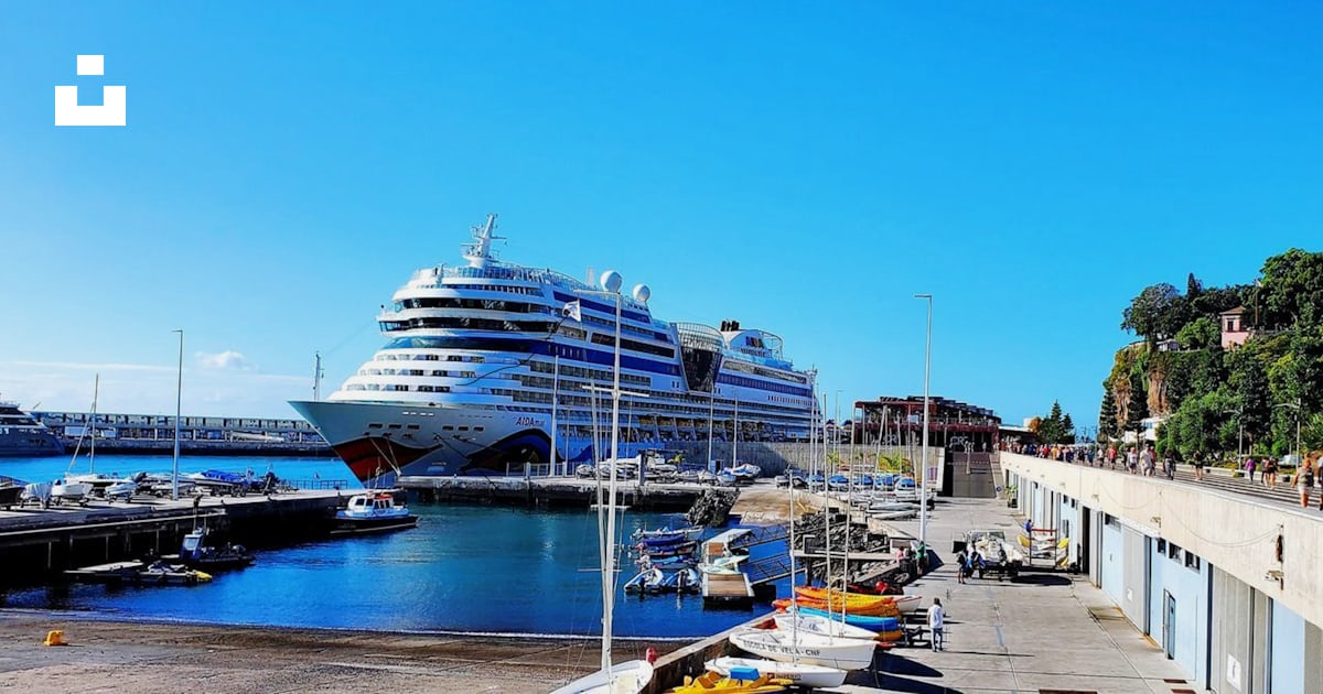 Foto zum Thema Ein großes Kreuzfahrtschiff, das an einem Dock angedockt
