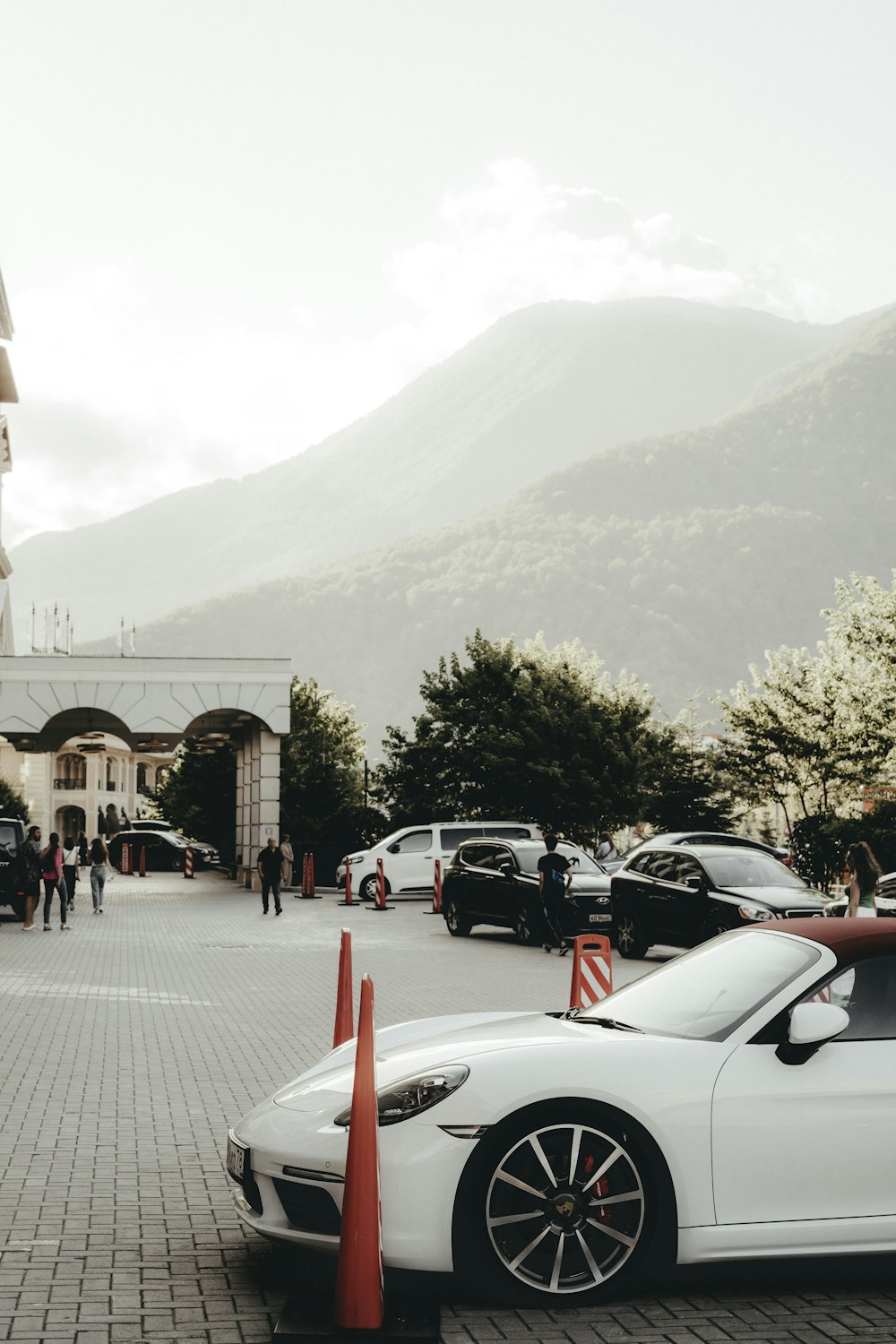 ein weißer Sportwagen, der vor einem Gebäude geparkt ist