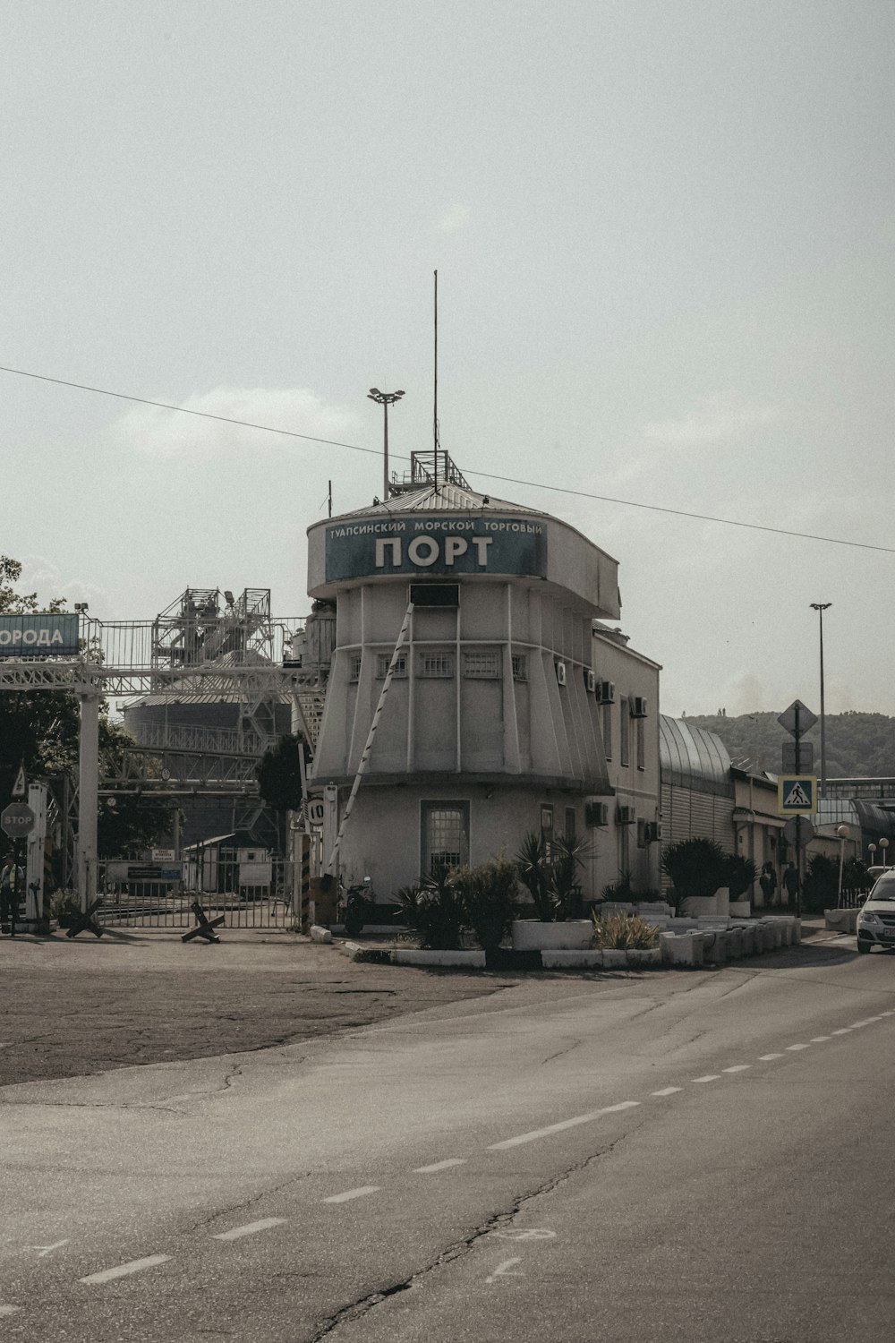 Un gran edificio con un letrero en la parte superior