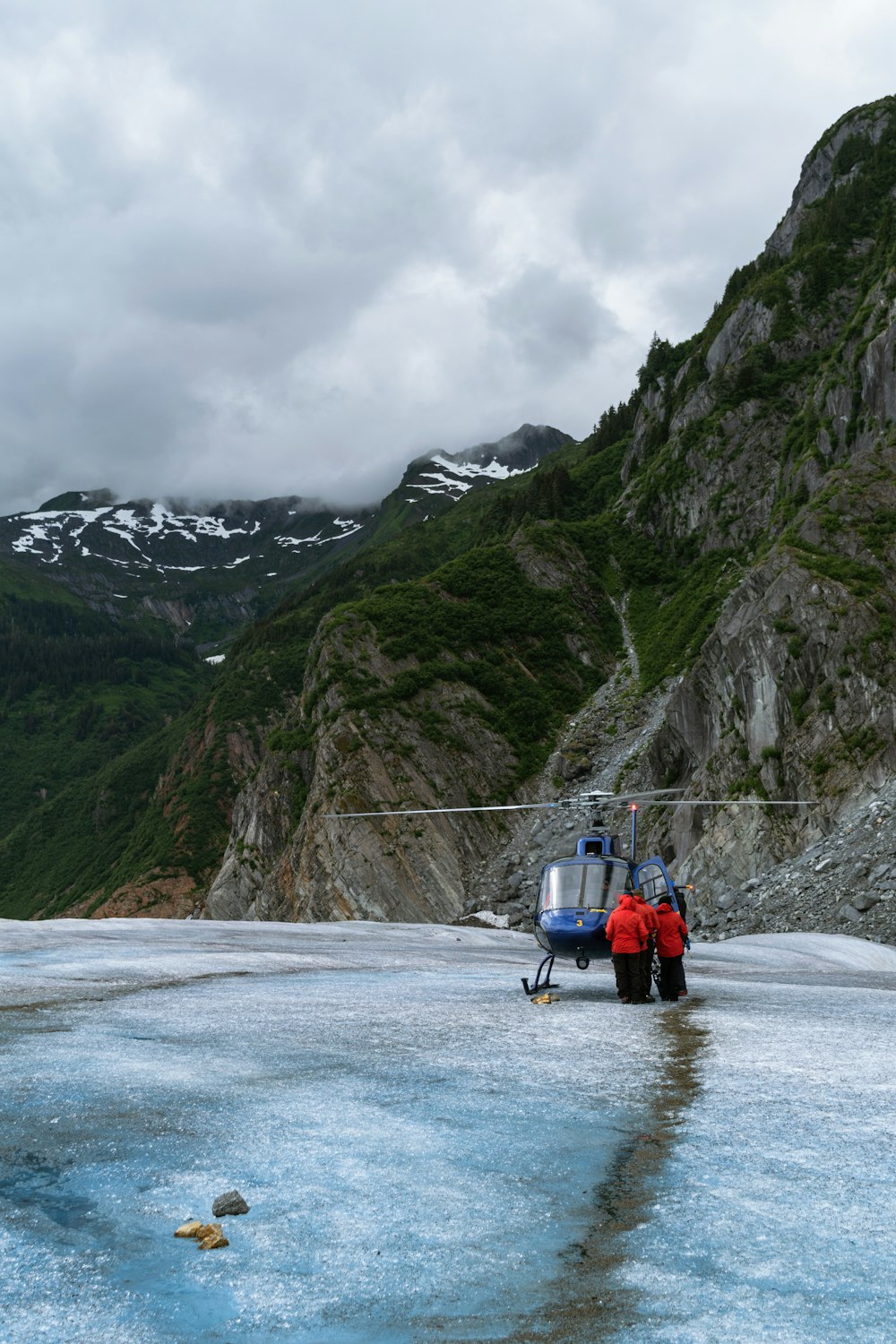 Un elicottero seduto sulla cima di un lago ghiacciato