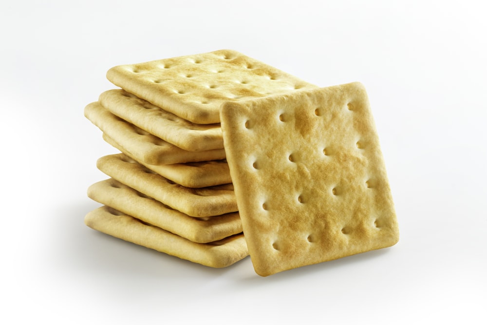 una pila di cracker seduti uno sopra l'altro