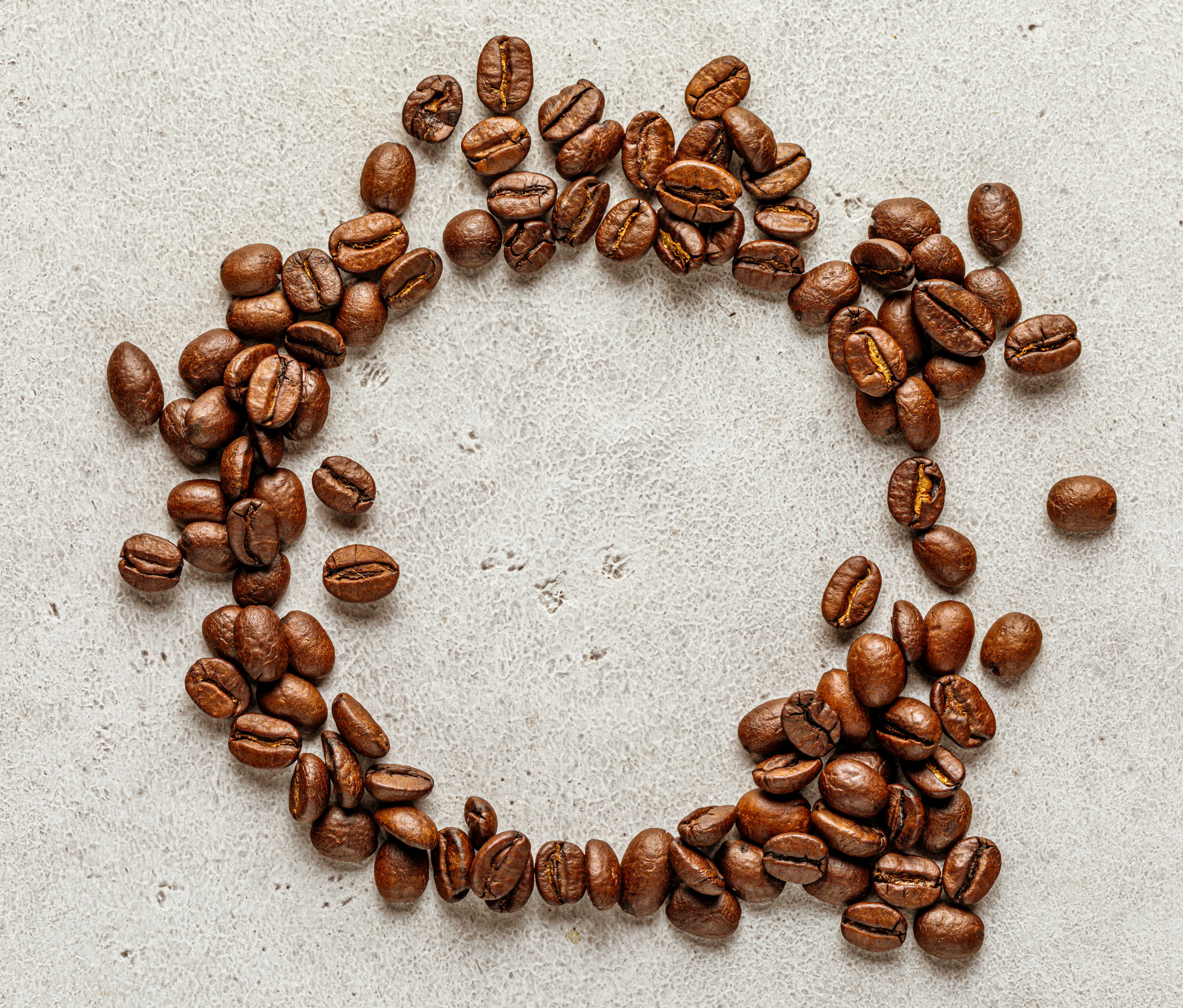 un groupe de grains de café disposés en cercle