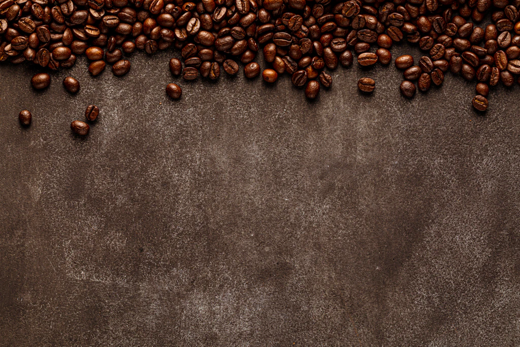 Granos de café tostados sobre una superficie oscura