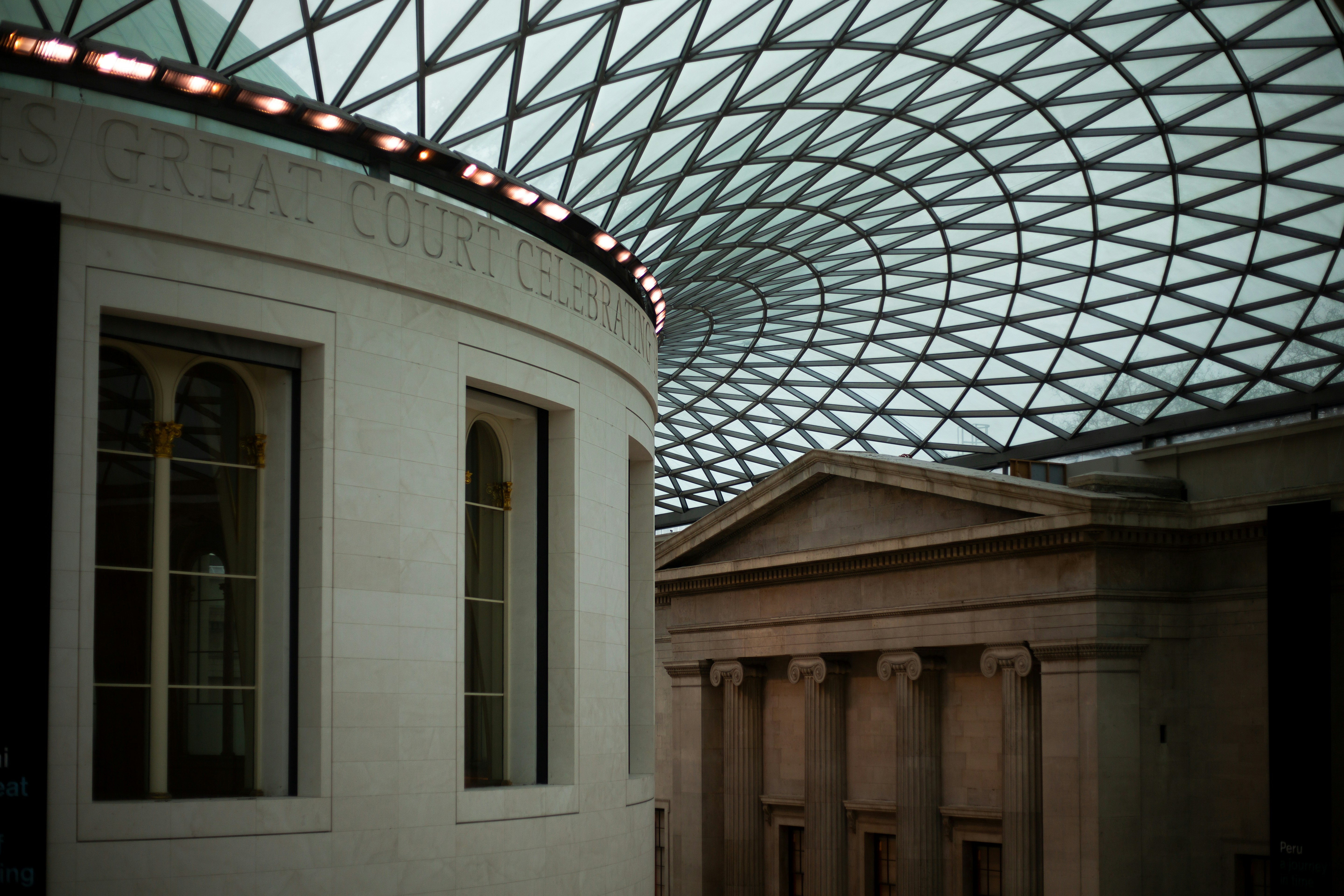 ein Gebäude mit einem Glasdach und ein Gebäude mit Säulen