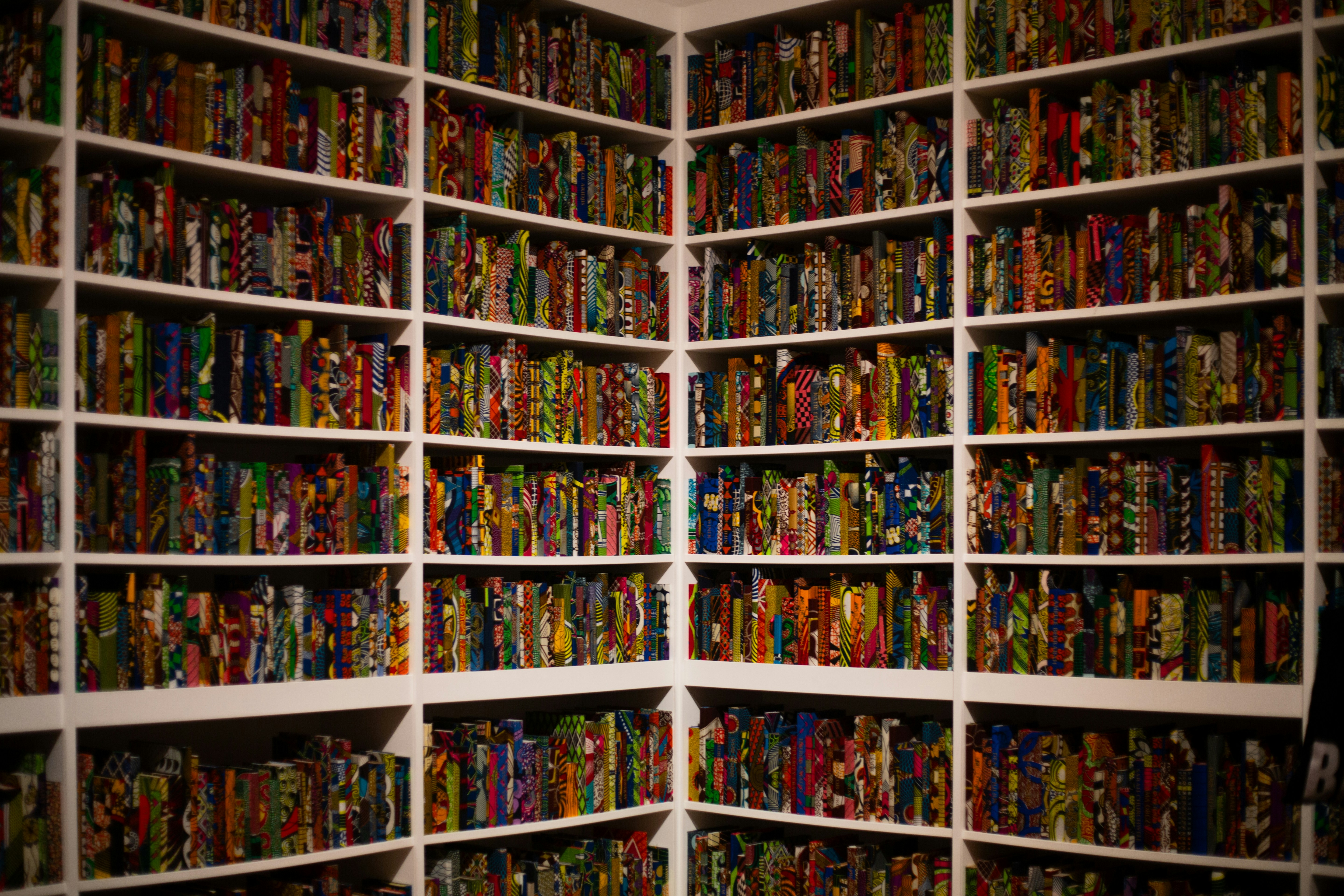 Ein Raum mit vielen weißen Regalen, gefüllt mit vielen verschiedenfarbigen Gegenständen