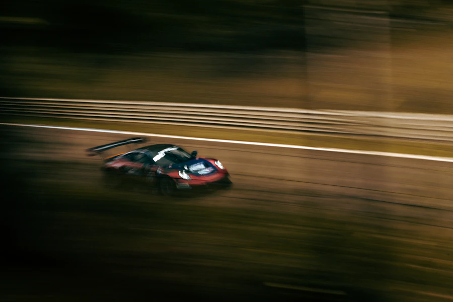 Rijdende auto met bewegingsonscherpte op een circuit