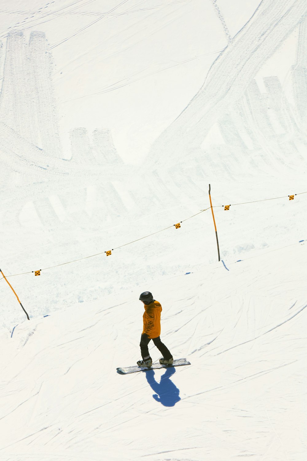 Un homme dévalant une pente enneigée en snowboard