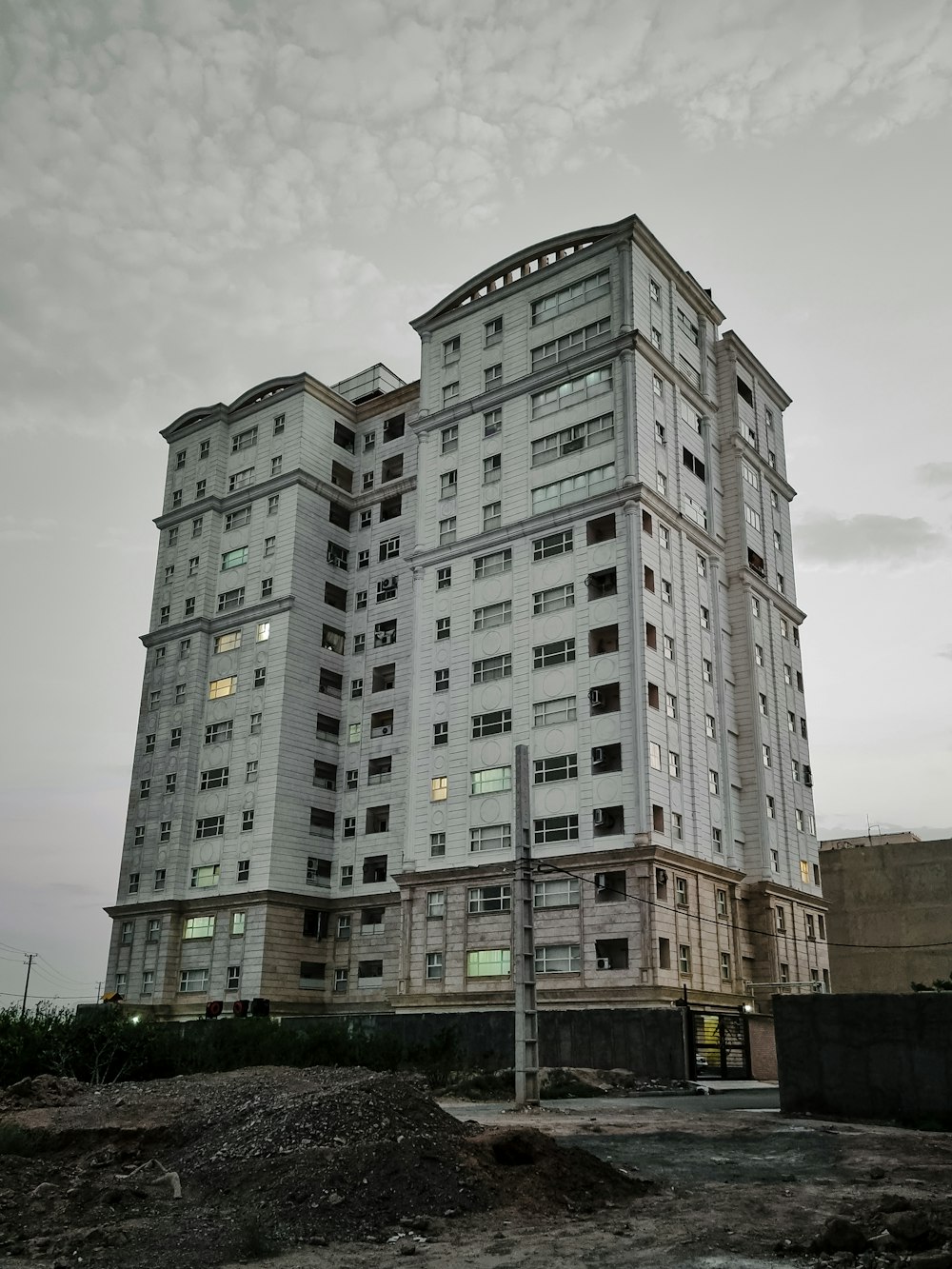 Un edificio bianco molto alto con molte finestre