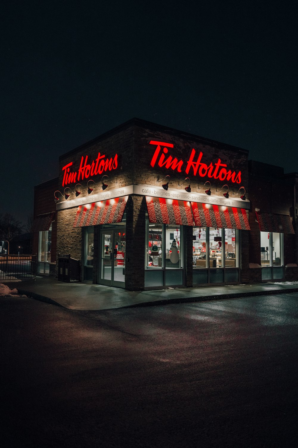 Ein Tim Hortons Store leuchtete nachts