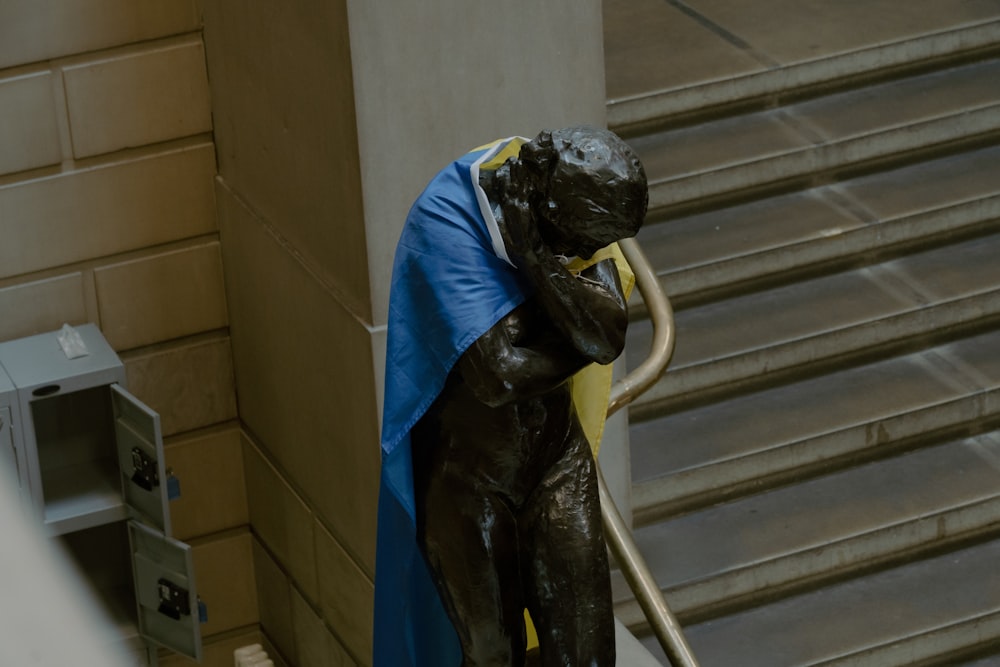 a statue of a man with a cape on his head