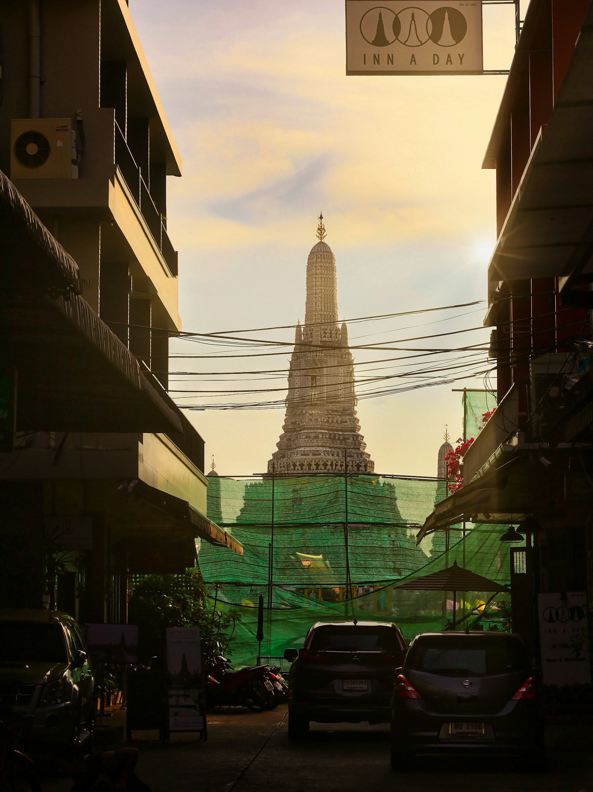 gray computer monitor