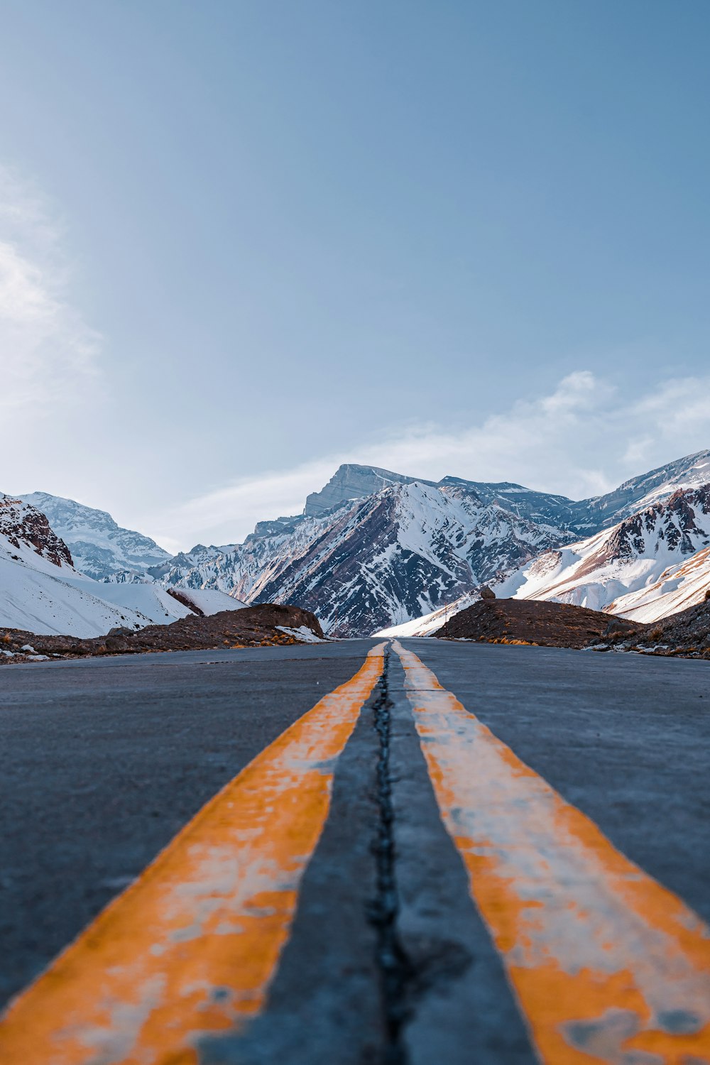 Une ligne jaune sur une route dans les montagnes