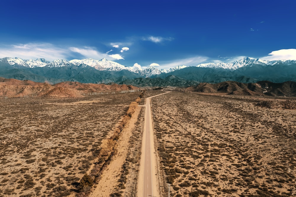 사막 한가운데에 있는 비포장 도로