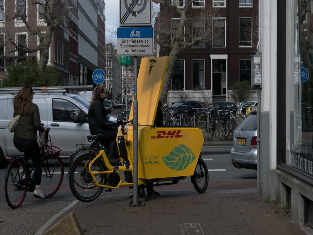 街の通りを自転車に乗る人
