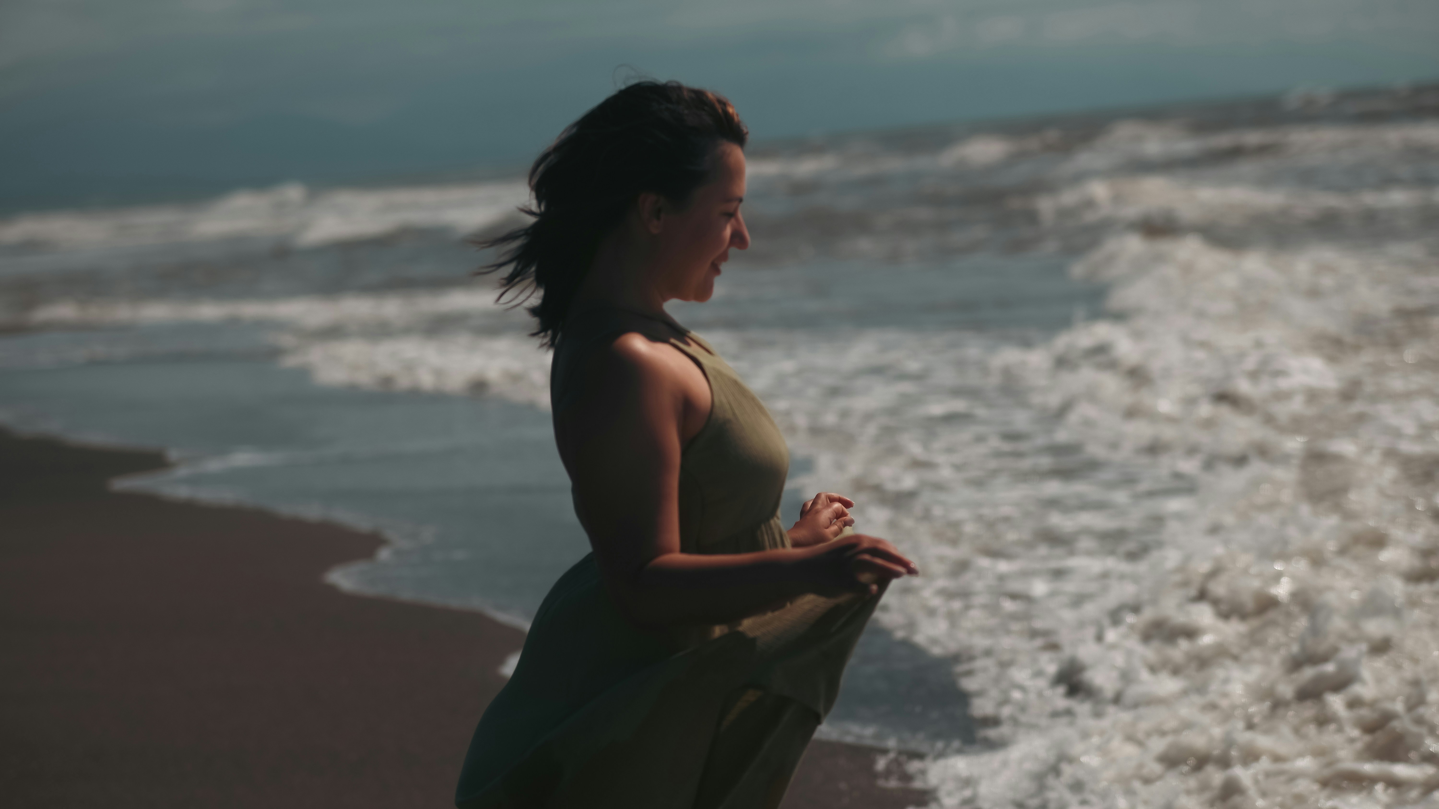 Pregnant woman by the ocean