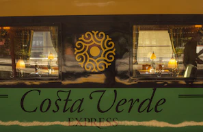 Interior elegante y minimalista de un vagón de tren de lujo con detalles en madera y cuero