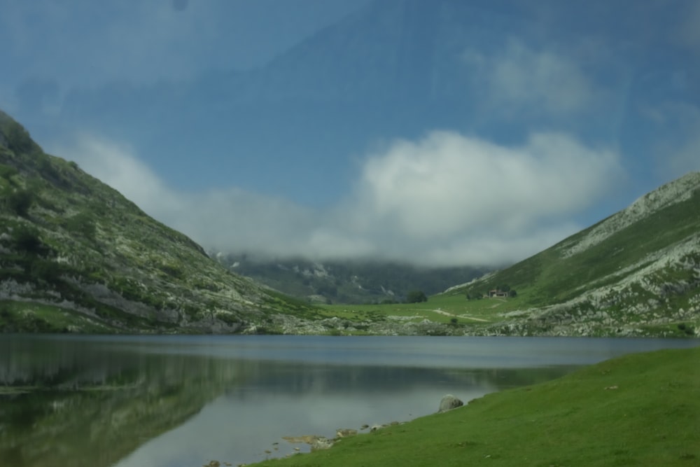 Un grande specchio d'acqua circondato da montagne