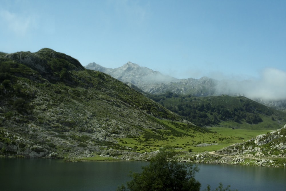 una vista di una catena montuosa con un lago in primo piano