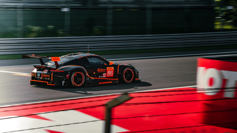 um carro de corrida dirigindo por uma pista de corrida