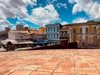 A vibrant photo of Barão de Cocais city center showcasing local architecture and bustling streets.
