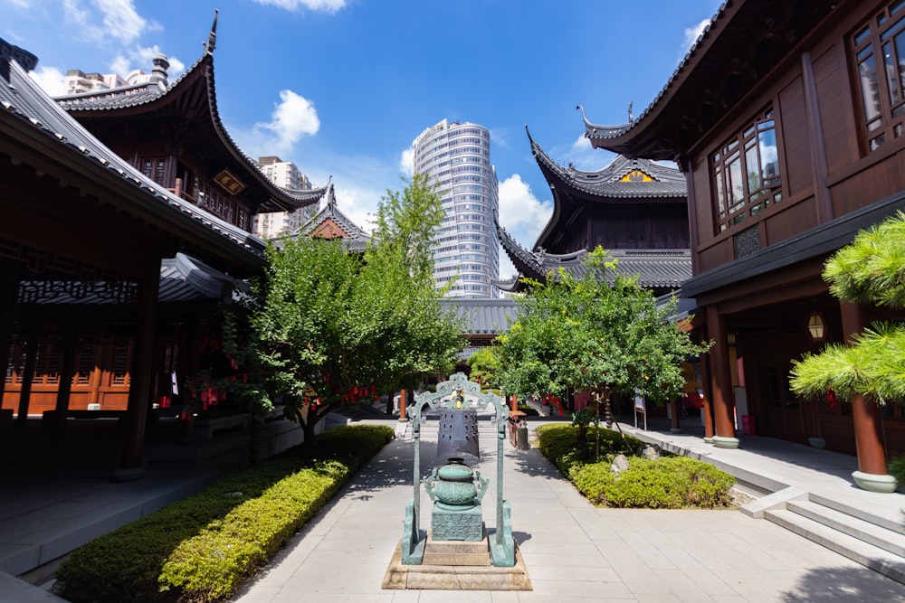 a courtyard with a fountain in the middle of it