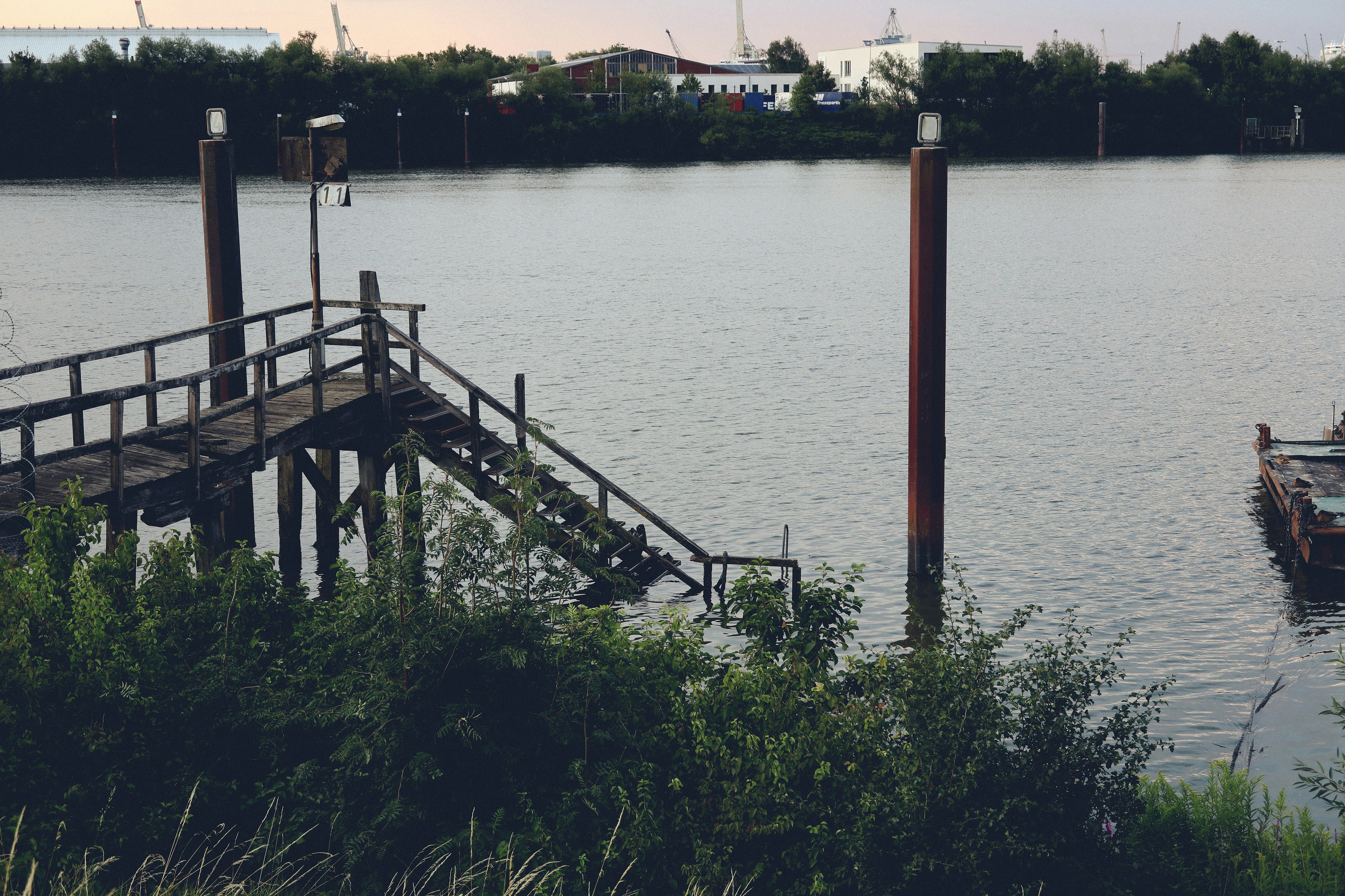 a boat is docked at a pier on a lake