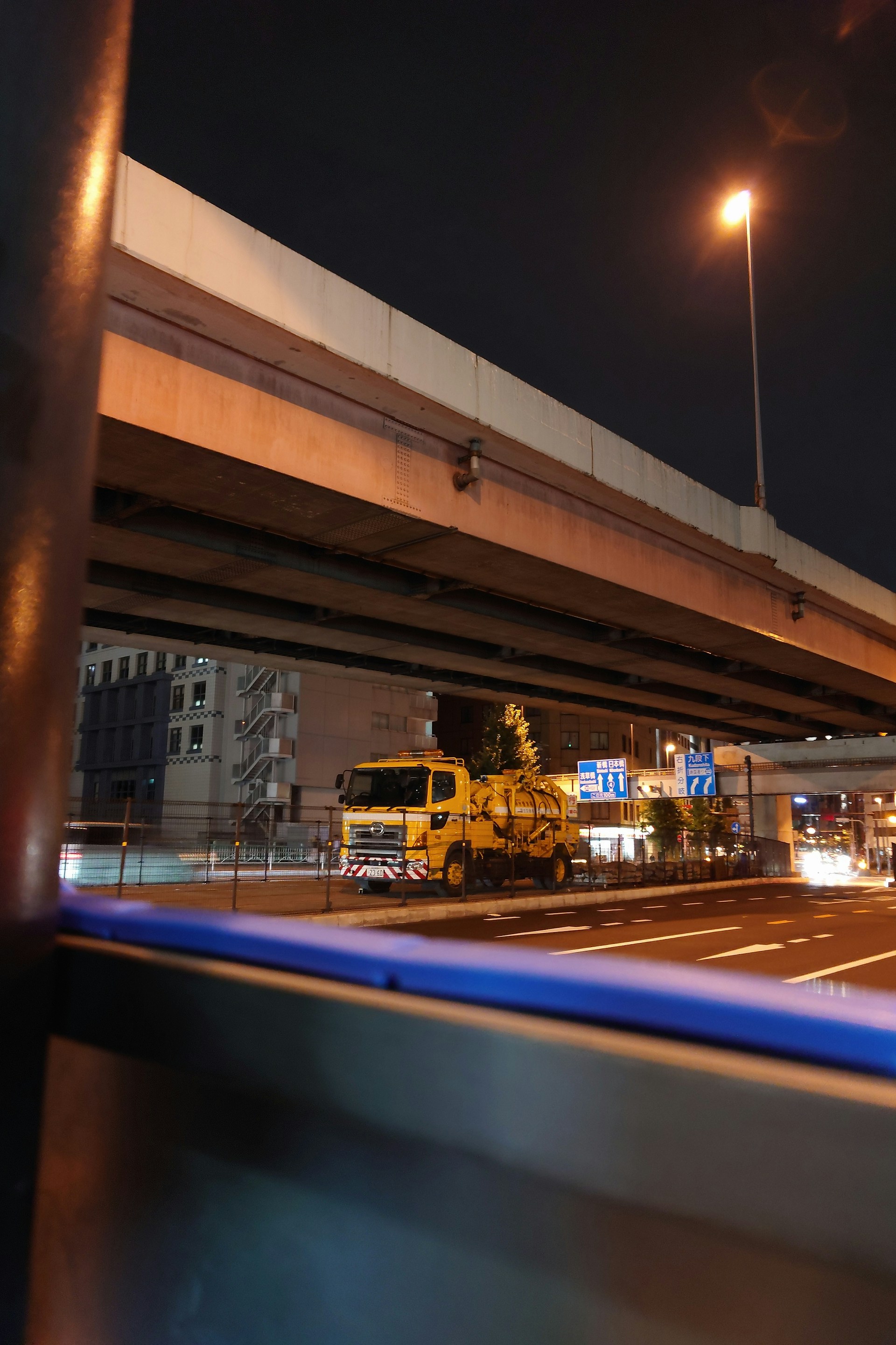 A nighttime highway view with a Kayseri Acil Oto Kurtarma tow truck transporting a car safely under streetlights.