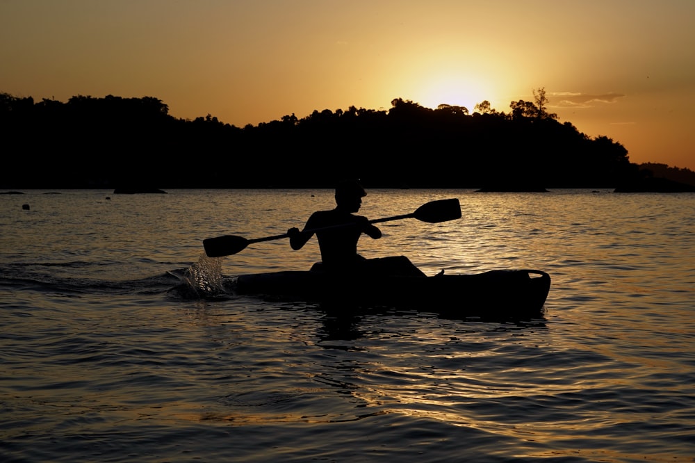 Eine Person paddelt mit einem Kanu im Wasser