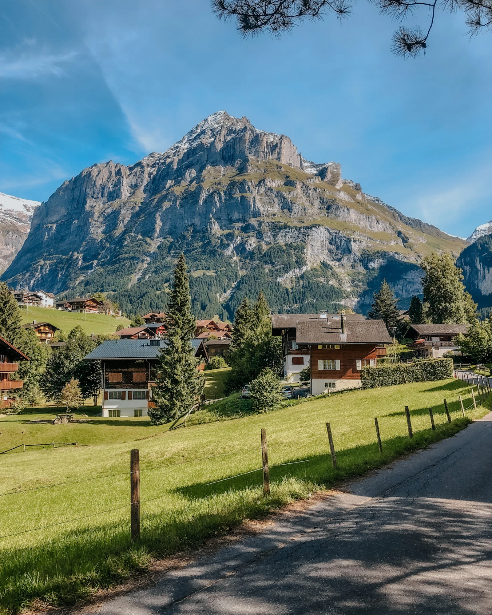 Maisons de montagne devant une chaîne de sommets — photo d'illustration