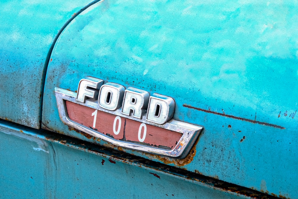 a close up of the emblem on a blue car