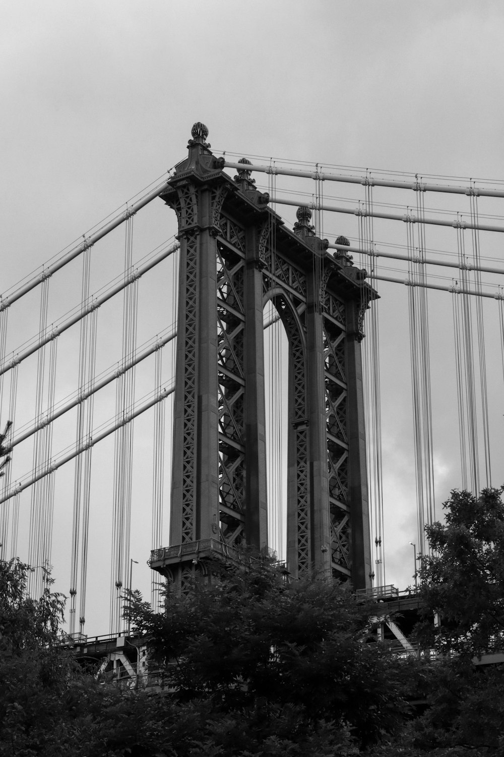 a black and white photo of the brooklyn bridge