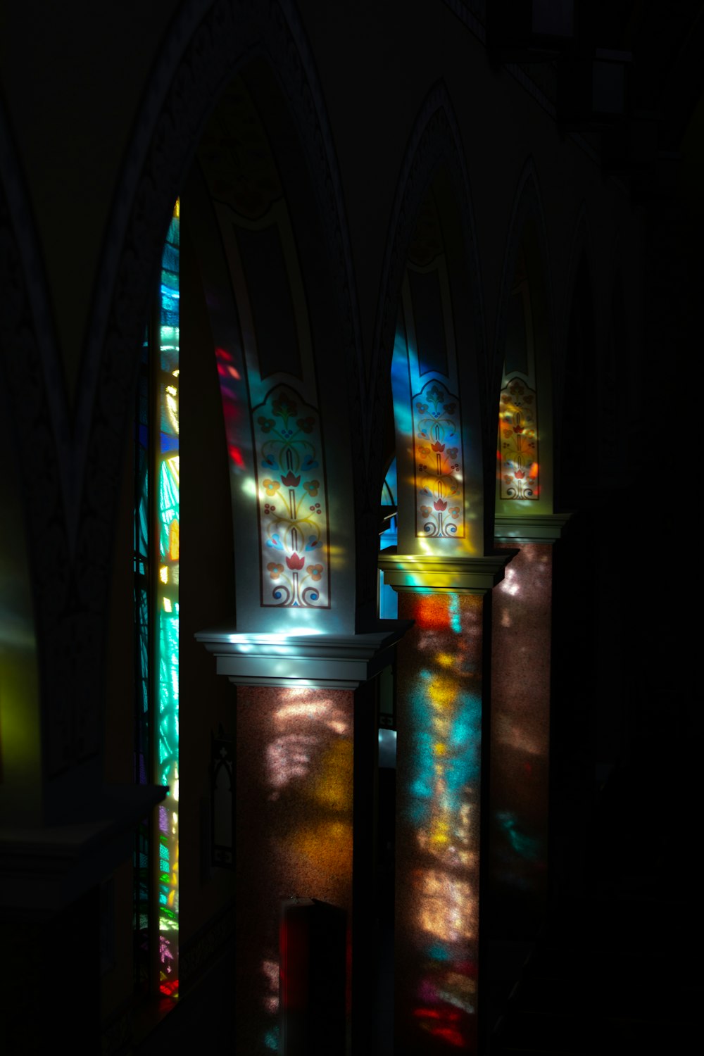 eine Kirche mit Buntglasfenstern darin