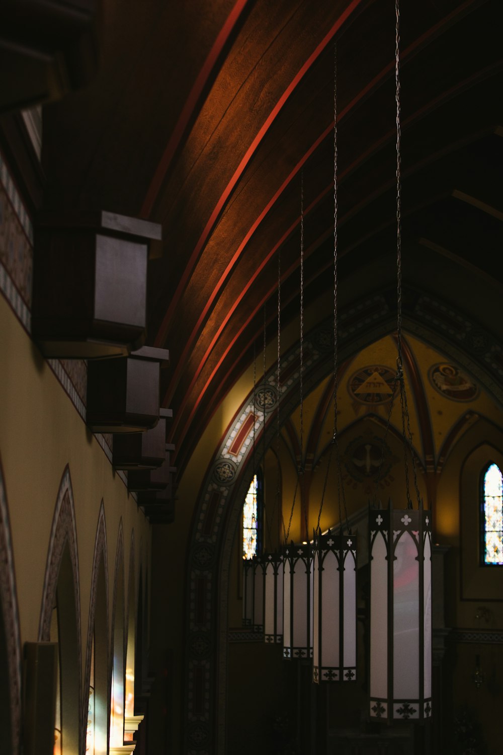 eine Kirche mit Buntglasfenstern und einer Holzdecke
