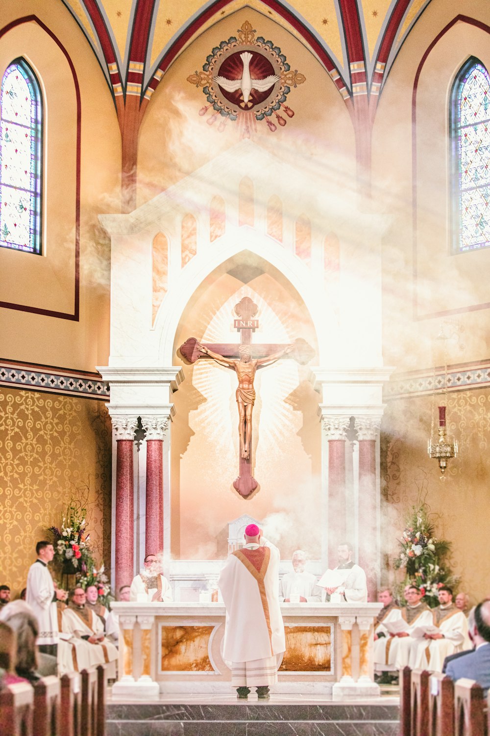 Un sacerdote in piedi all'altare di una chiesa