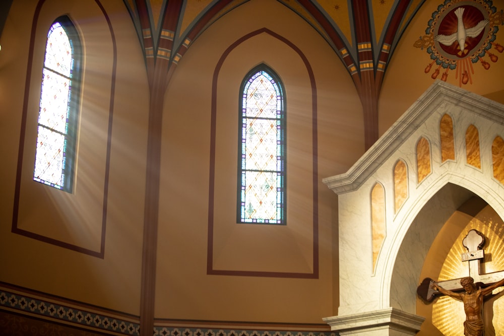 Una estatua de Jesús en una cruz en una iglesia