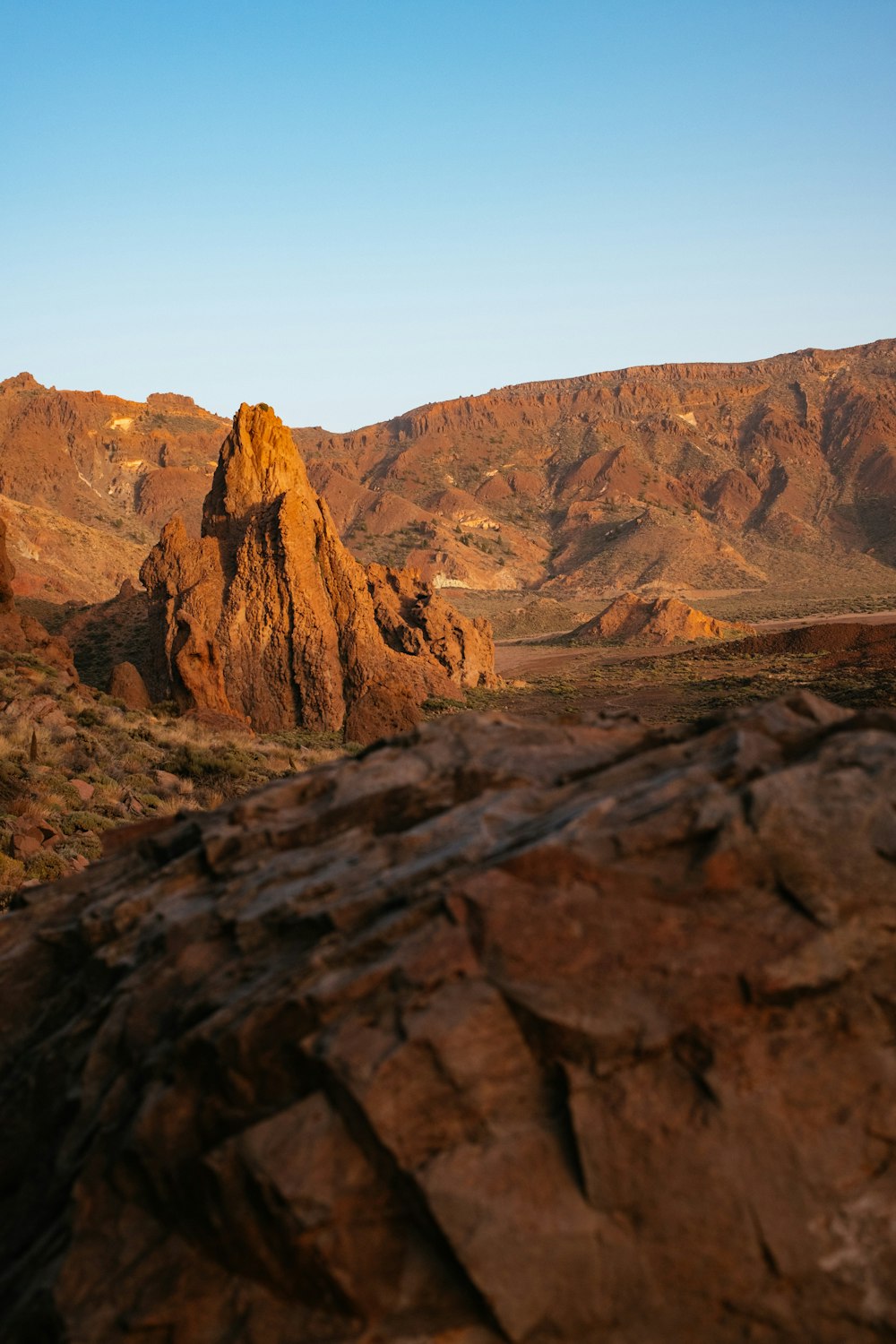 Une grande formation rocheuse au milieu d’un désert
