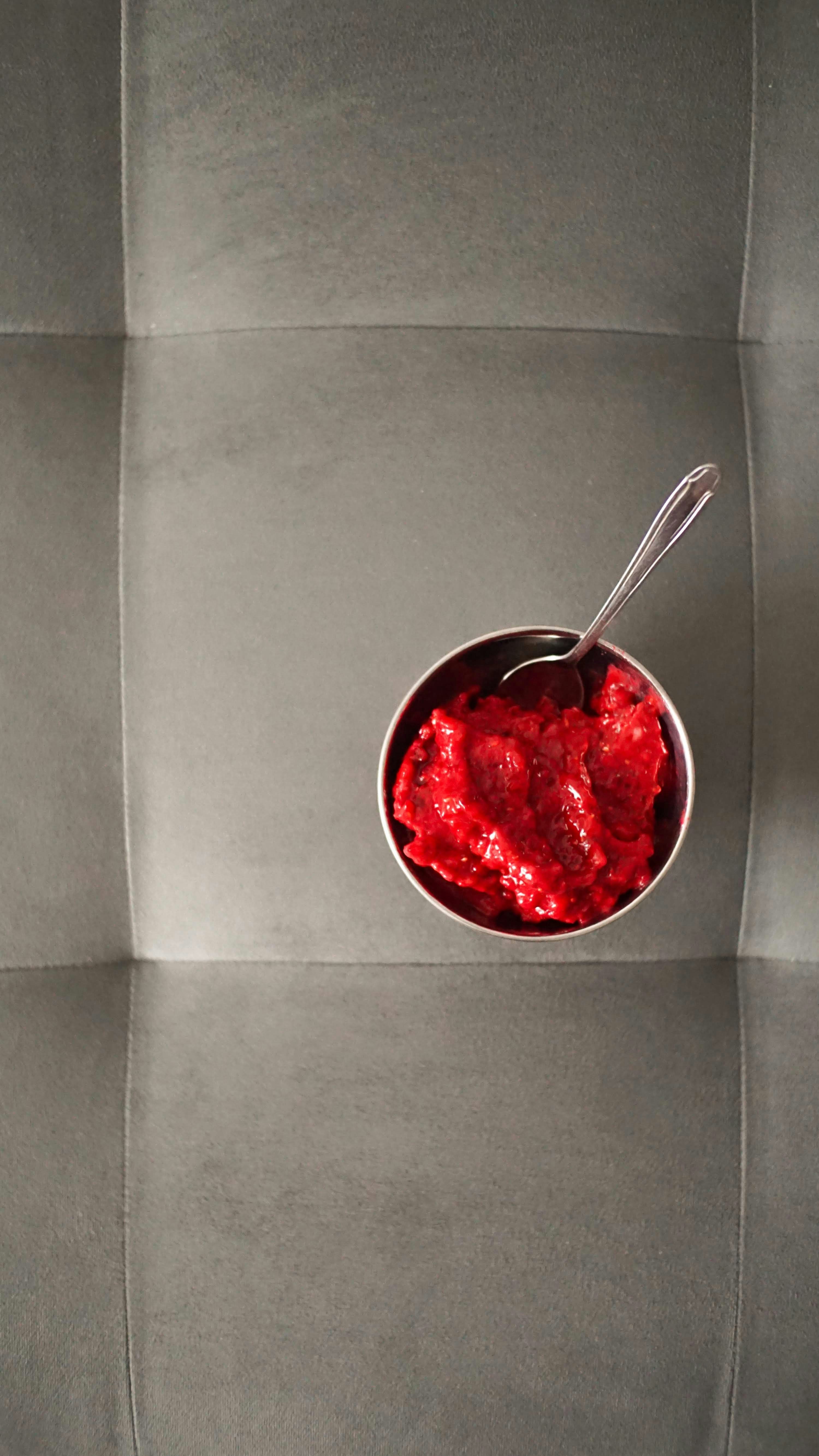 숟가락이 든 음식 그릇