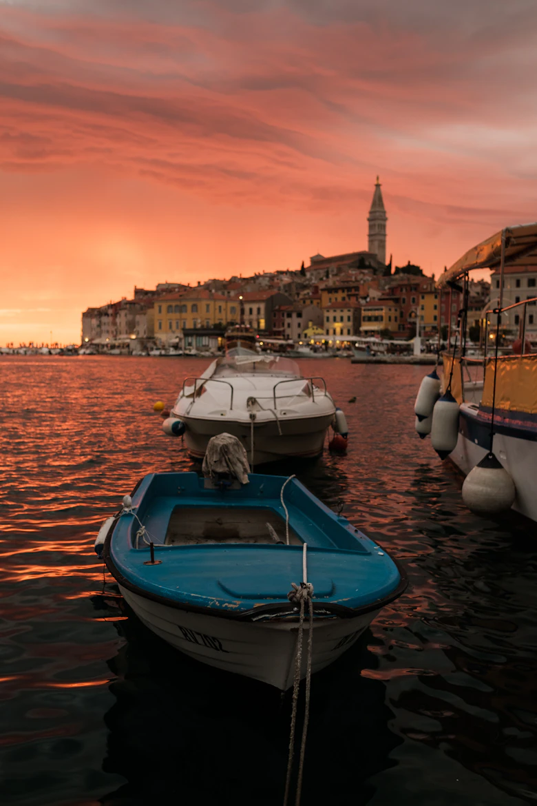 Bootjes in de haven van Rovinj met kleurrijke gebouwen op de achtergrond