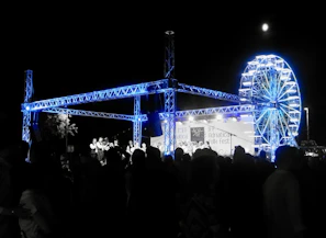 Folklorni ansambl Vila igra tradicionalni ples na otvorenoj sceni tokom letnjeg festivala