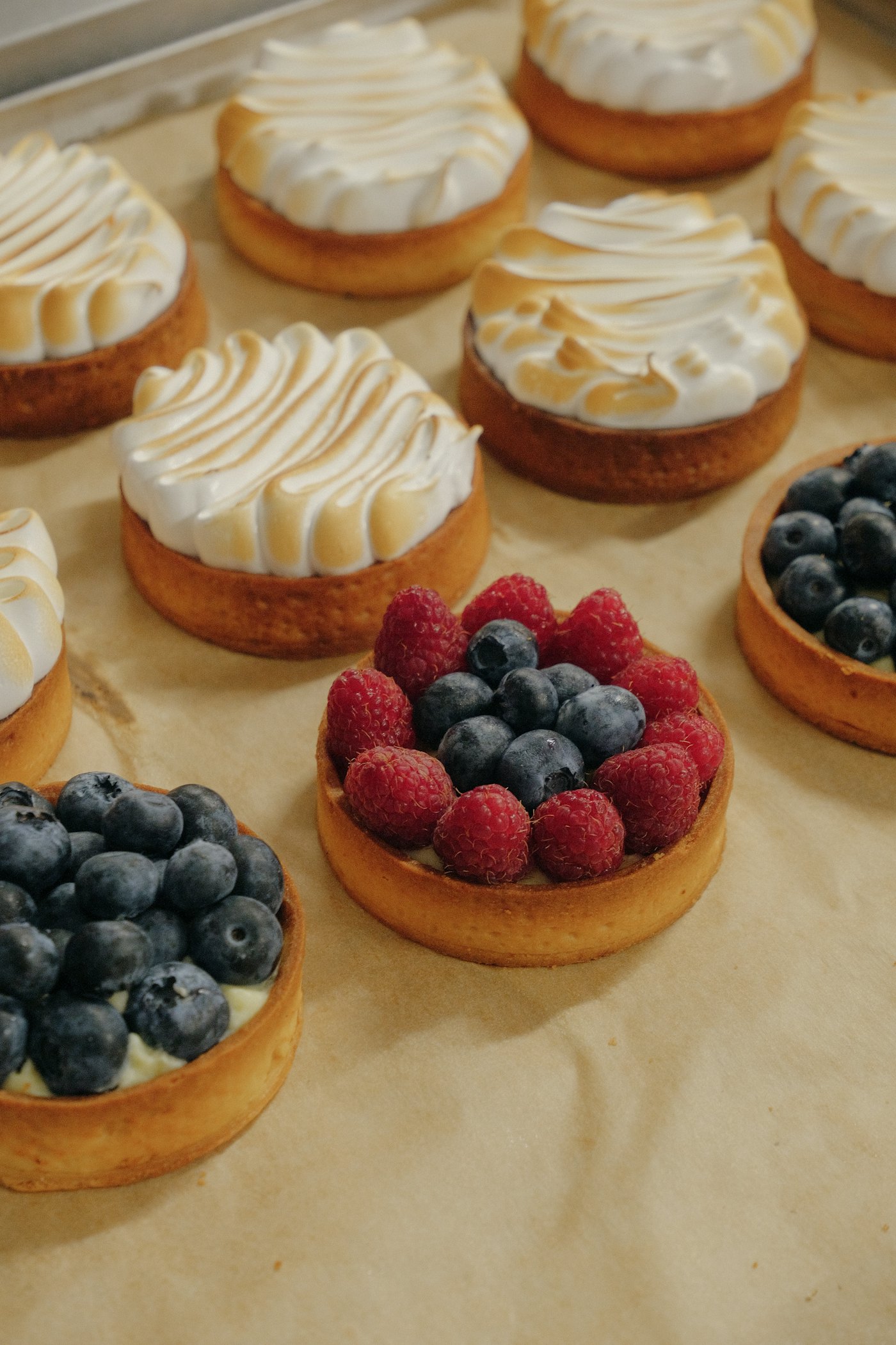 Assortiment de pâtisseries présentées sur une table