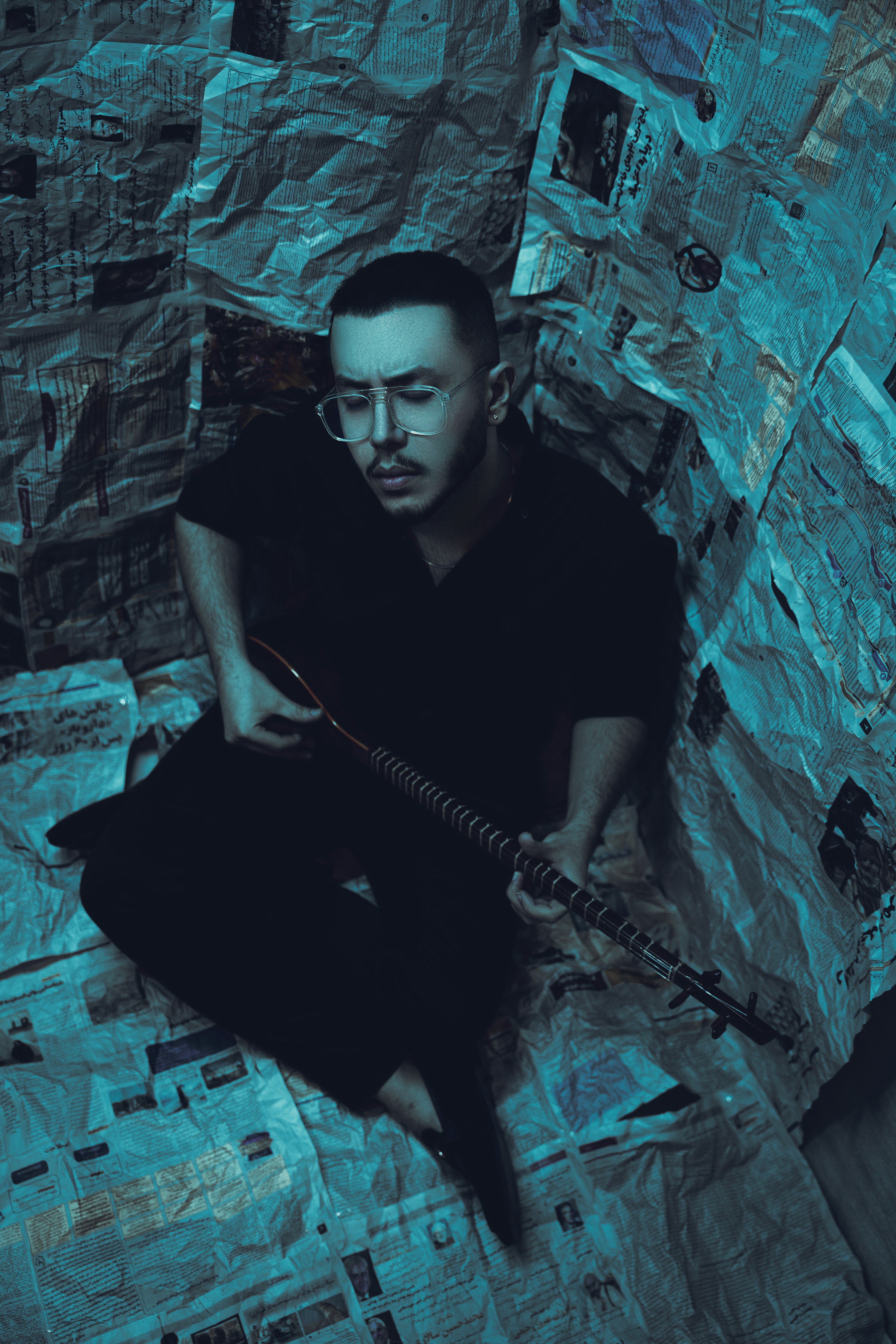 Un uomo seduto a terra con una pistola