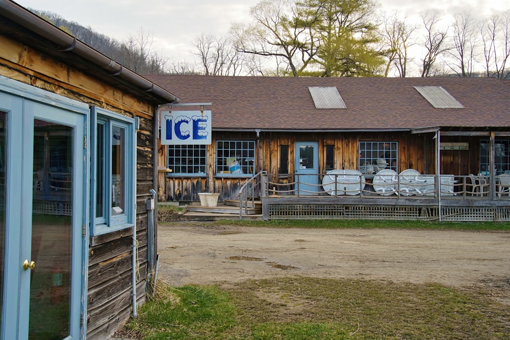 a building with a sign that says ice on it