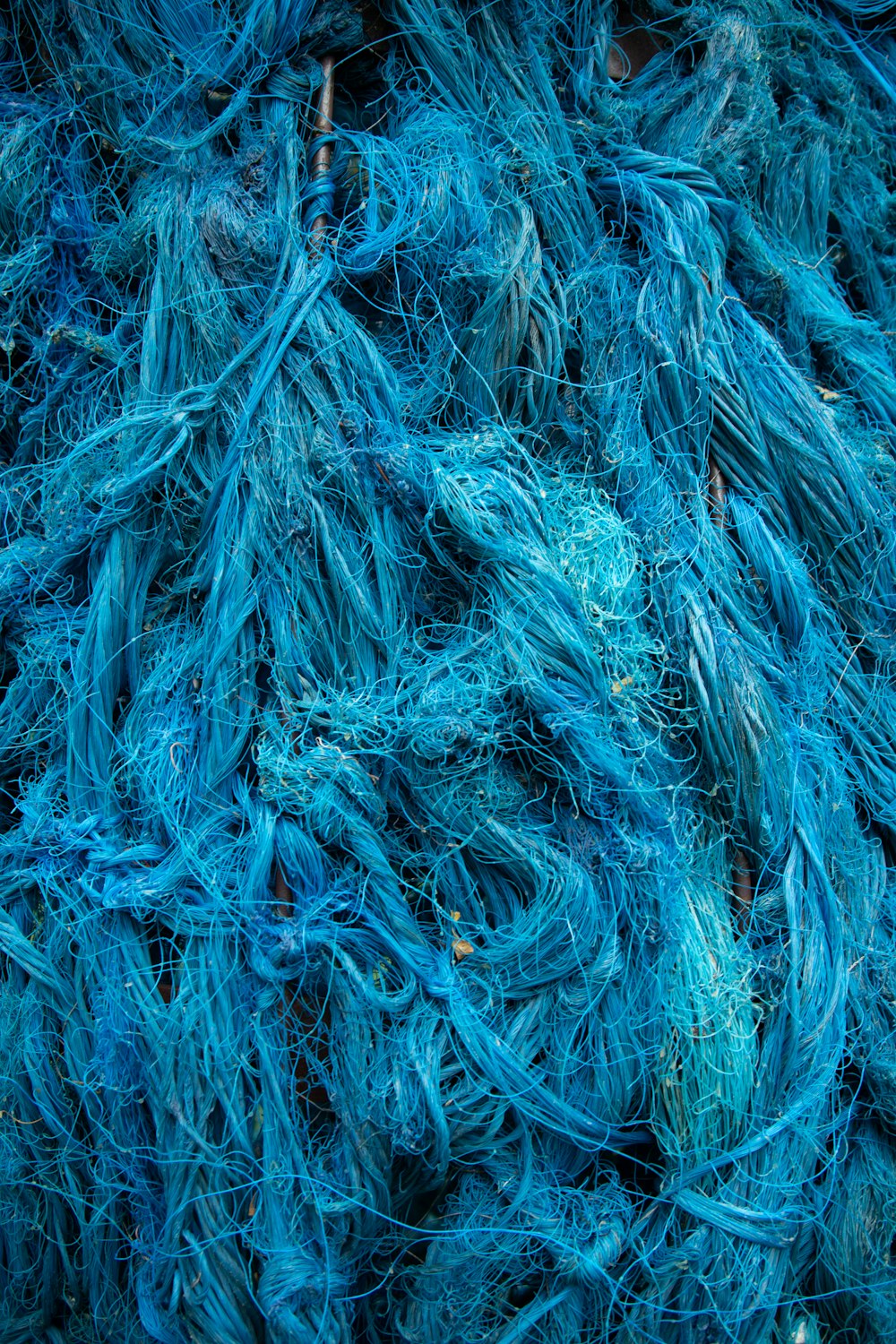un mucchio di reti da pesca blu ammucchiate l'una sull'altra