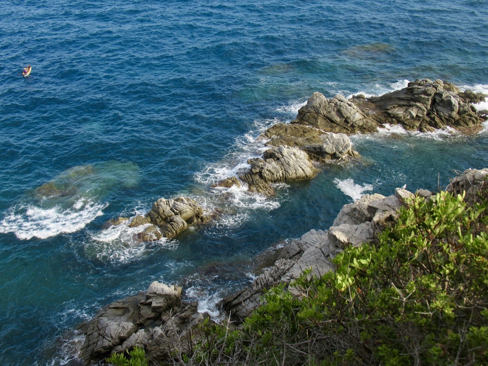 Strand met rotsen in Lloret de Mar