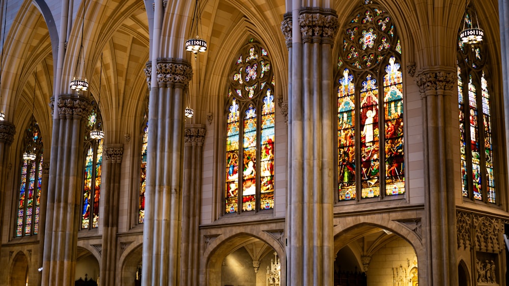 Eine große Kathedrale mit vielen Buntglasfenstern
