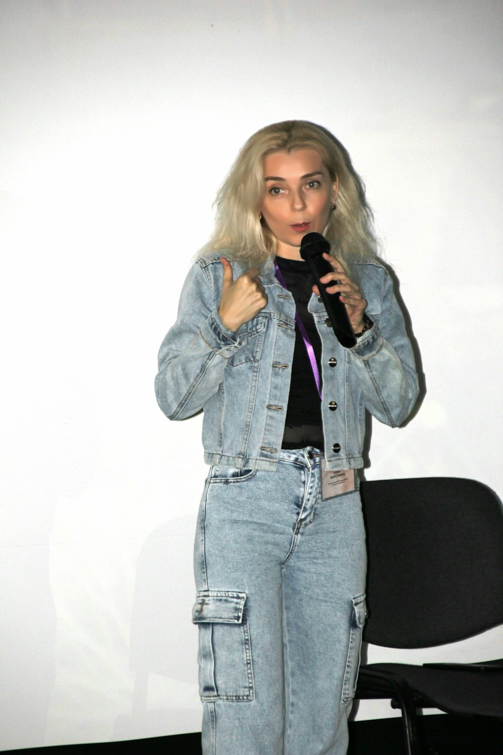 uma mulher em pé na frente de um microfone