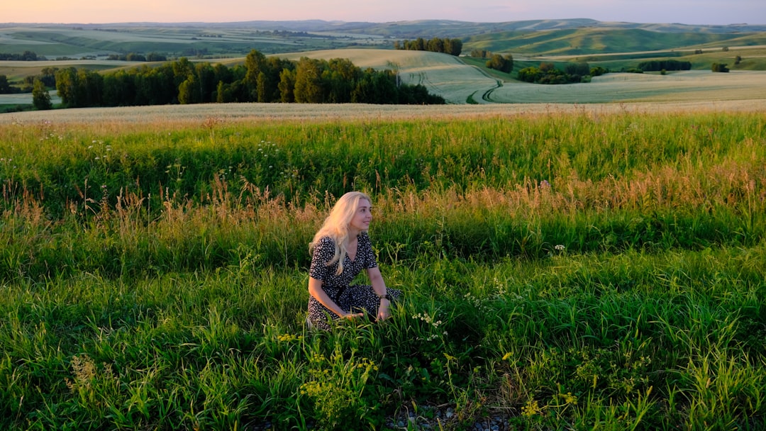 a woman walking through a lush green field, XXV All-Russian Shukshin Festival. Director Anna Barsukova received a prize 